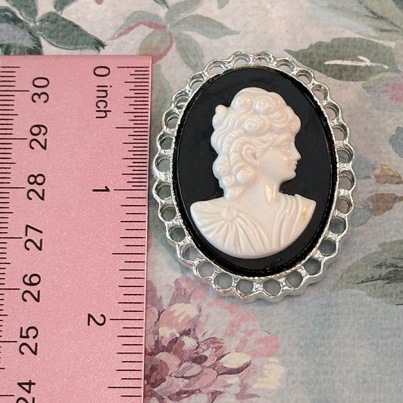 Vintage Black & White Cameo Brooch/Pendant Victorian Revival Shabby Chic - Picture 4 of 10